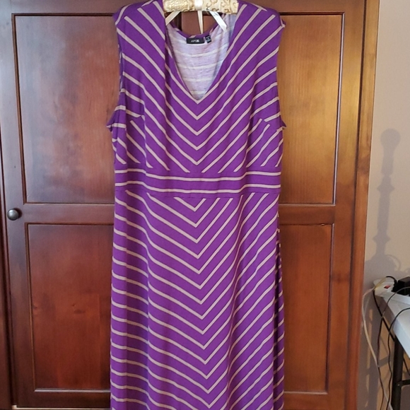MaxiDress - Picture 2 of 9